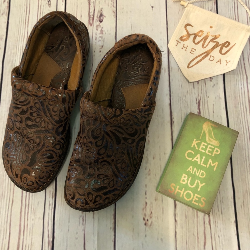 LAST CHANCE b.o.c. Peggy Clog Tooled Leather